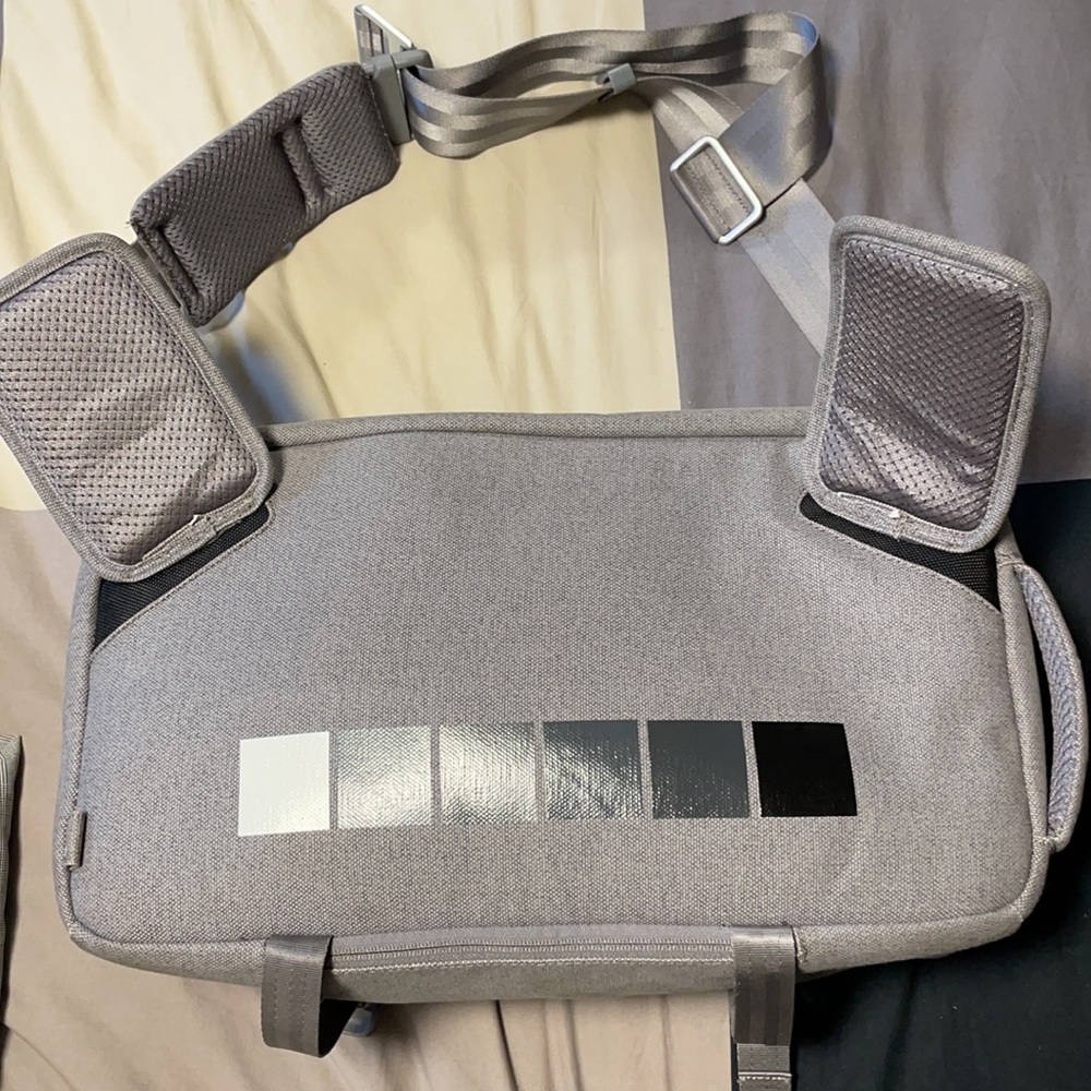 Incase Messenger/Camera Bag - Picture 2 of 5